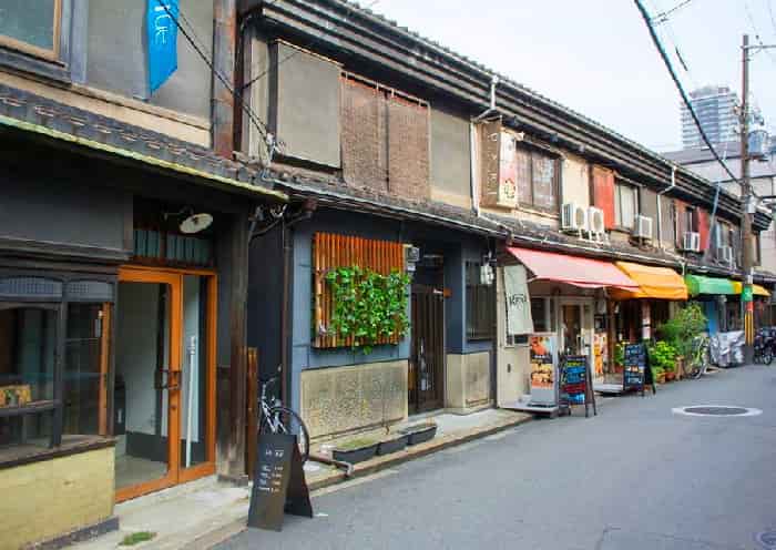ボイストレーニング教室がある中崎町はアクセスよく古さと新しさが混在する町。