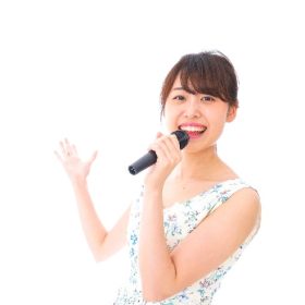 カラオケでのブレスはリズムに合わせて吸う事が重要。