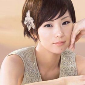 椎名林檎　丸の内サディスティック 鼻に掛けつつ細く鋭い声で歌うのがポイント。