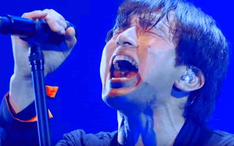 鼻声は喉を開いての響きが有って成立する。