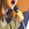 地声とウラ声のテンションの差。