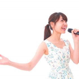 キーを下げてカラオケ練習してみると高い声に余裕ができて表現やリズムに専念できる。