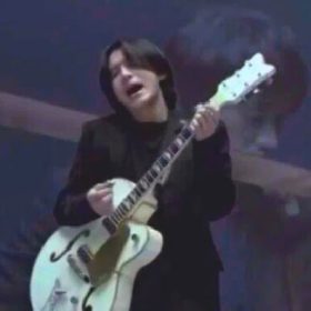 Mr.children の 「youthful days」 ポップな声でロックするのが良い。