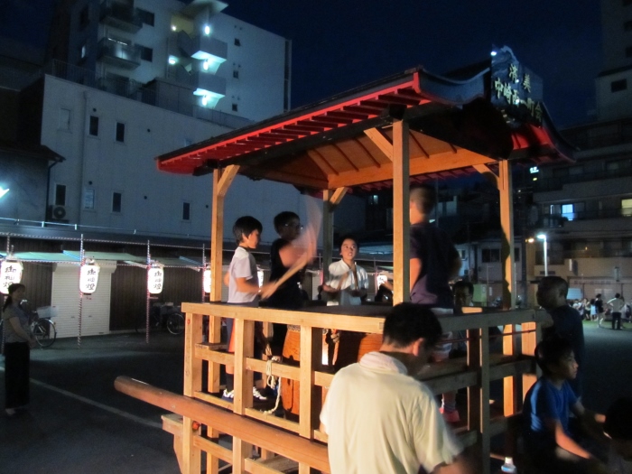 夜練習する夏祭り練習を見学する。