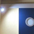 教室前の電灯のLEDは27年もつ。