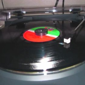 レコードプレイヤーで聞くと音が全然違う。