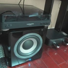 レコードプレイヤーを設置して音楽を深く聞く。