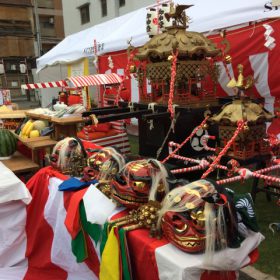 中崎町の近くに有る豊崎神社の宮司さんに来ていただいてお神輿に魂を入れてもらう的な式典です。