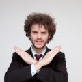 不自然な声は説得力が無い。