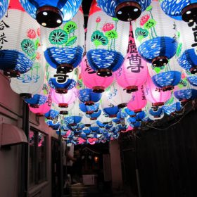 中崎町の地蔵盆のお知らせ。 多くの提灯が並びます。
