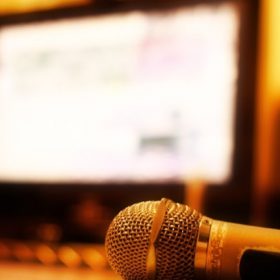 歌っている自分をイメージしてカラオケ選曲。