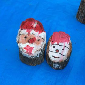 中崎町の焼き芋大会で子供たちが描いたサンタの置物が有りました。