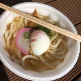 ボイトレ教室がある中崎町の焼きいも大会で出るうどん。