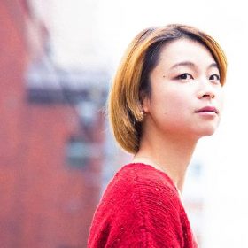 片平里菜さんの「女は泣かない」POPな女性らしい曲。