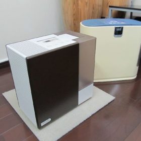 教室の加湿器を買い換えました。 ダイニチと言うメーカー。