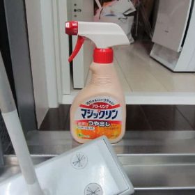 マジックリンで床掃除。