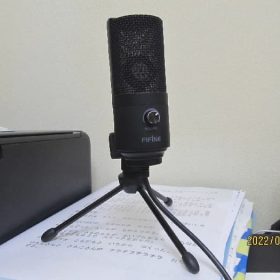 オンラインレッスンのコンデンサーマイク。 オンラインは音質が大切。