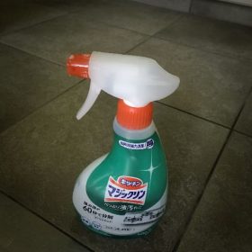 夏休みにやりたかった事は床の掃除。マジックリンでキレイになる。